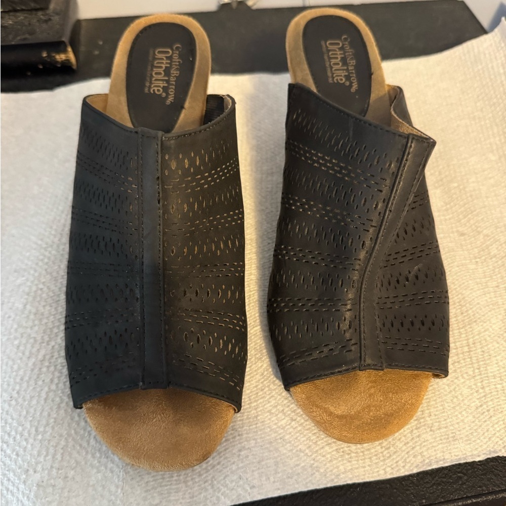 Super cute breathable summer low heel wedge sander. Versatile and timeless! 7.
